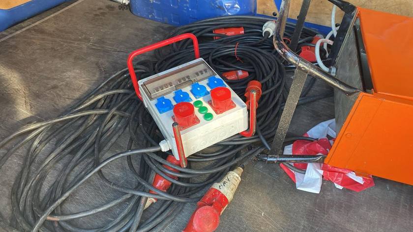 Mobiler Baustromverteiler und Leitungen beim Einsatz in Äpfingen.