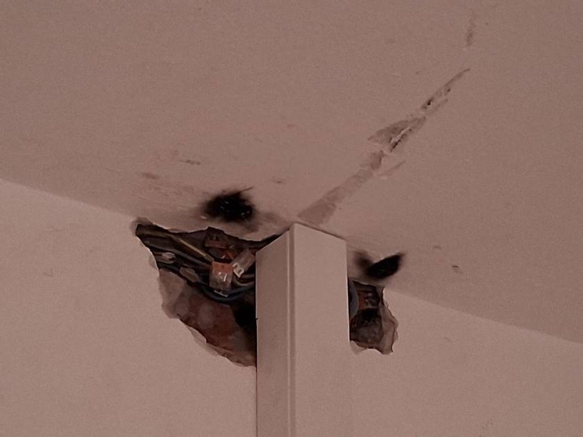 Geöffnete Leitungsverbindung mit sichtbaren Brandspuren in Ringschnait.