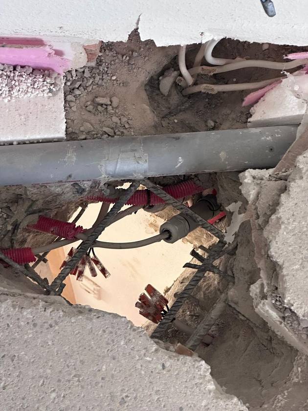 Freigelegte Leitungen und Installationsrohre in einer geöffneten Wand in Birkenhard.