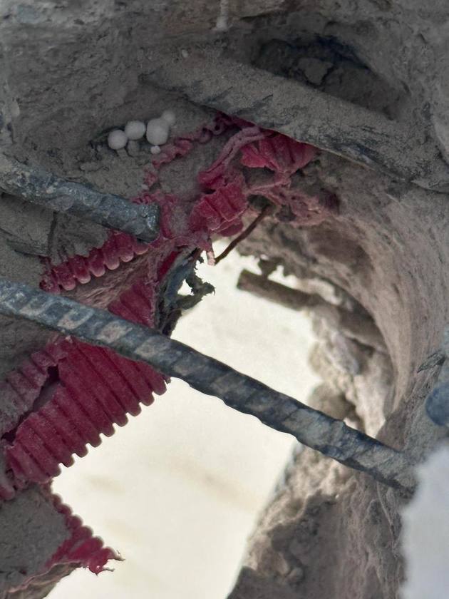 Freigelegte Elektroleitungen und rote Installationsrohre in einer geöffneten Wand in Burgrieden.