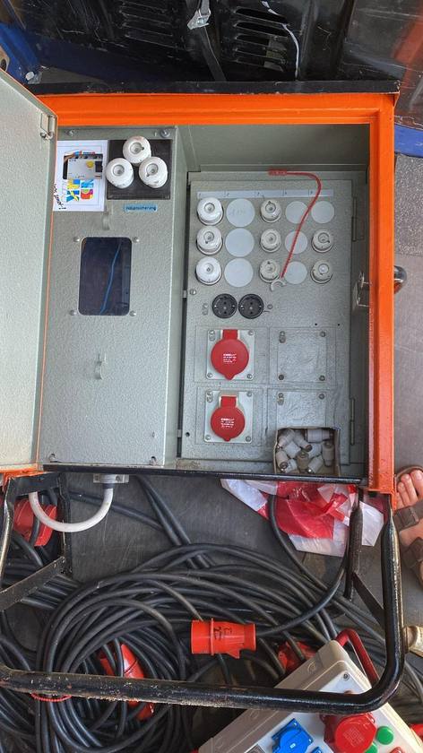 Geöffneter mobiler Baustromkasten mit Sicherungen und Steckdosen in Äpfingen.