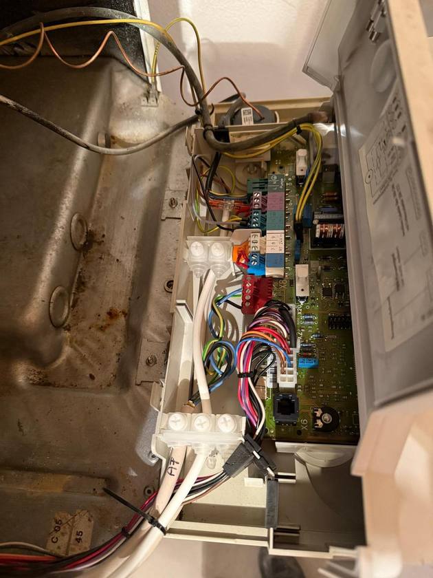 Geöffnete elektrische Steuerung einer Heiztherme in Erolzheim.