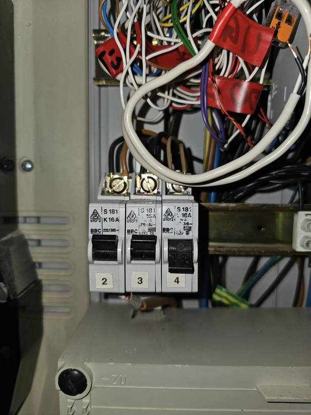 Geöffneter elektrischer Verteiler mit Sicherungen und Leitungen in Rißegg.