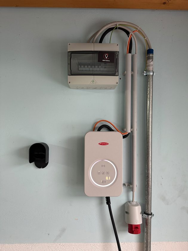 Ansicht der montierten Wallbox mit separater CEE-Steckdose und Unterverteiler oberhalb der Ladestation.