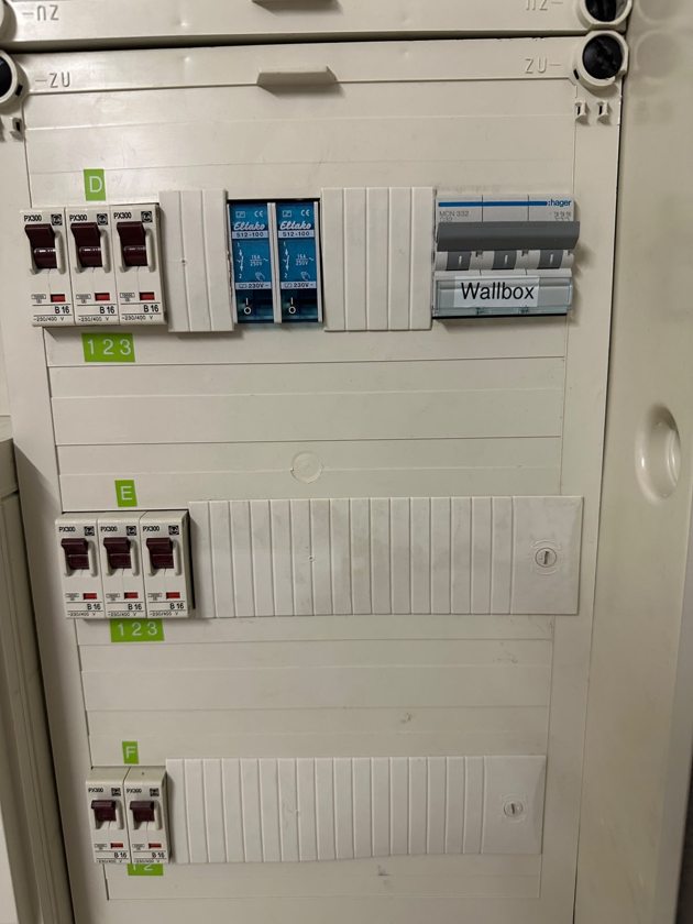 Bestehende Hausverteilung mit dem beschrifteten Leitungsschutzschalter für die Wallbox in Biberach.