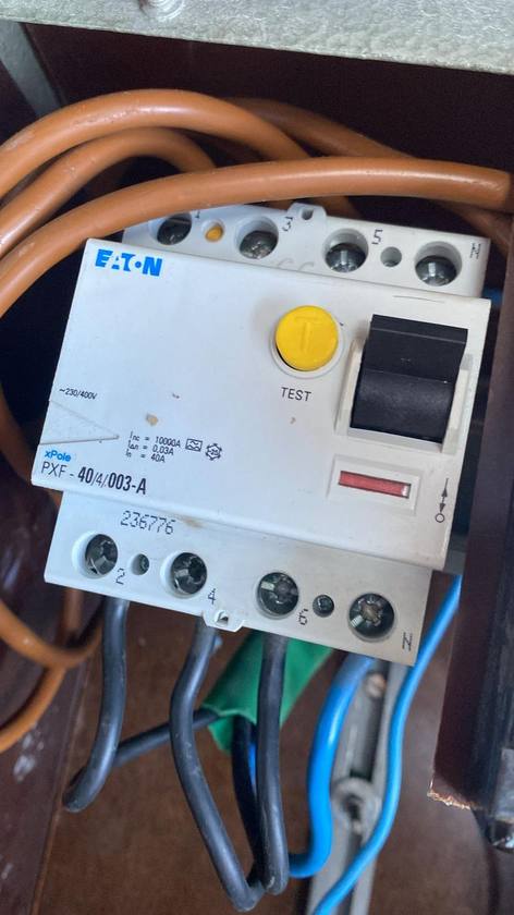 Elektrisches Zähler- und Schutzgerät mit angeschlossenen Leitungen in Ochsenhausen.